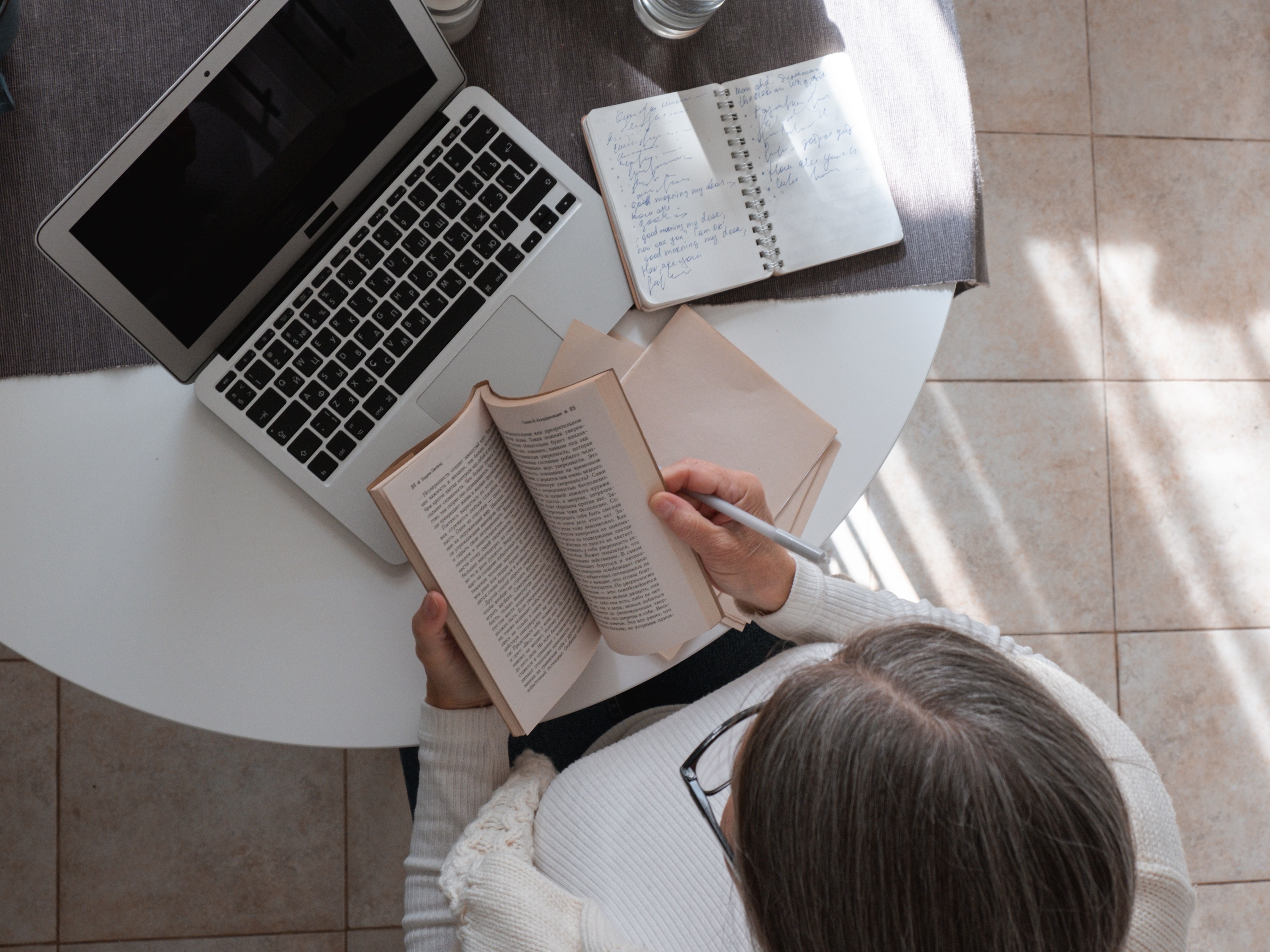 Jurnal, Buku, dan Website Mana yang Sebaiknya Digunakan untuk Tugas?